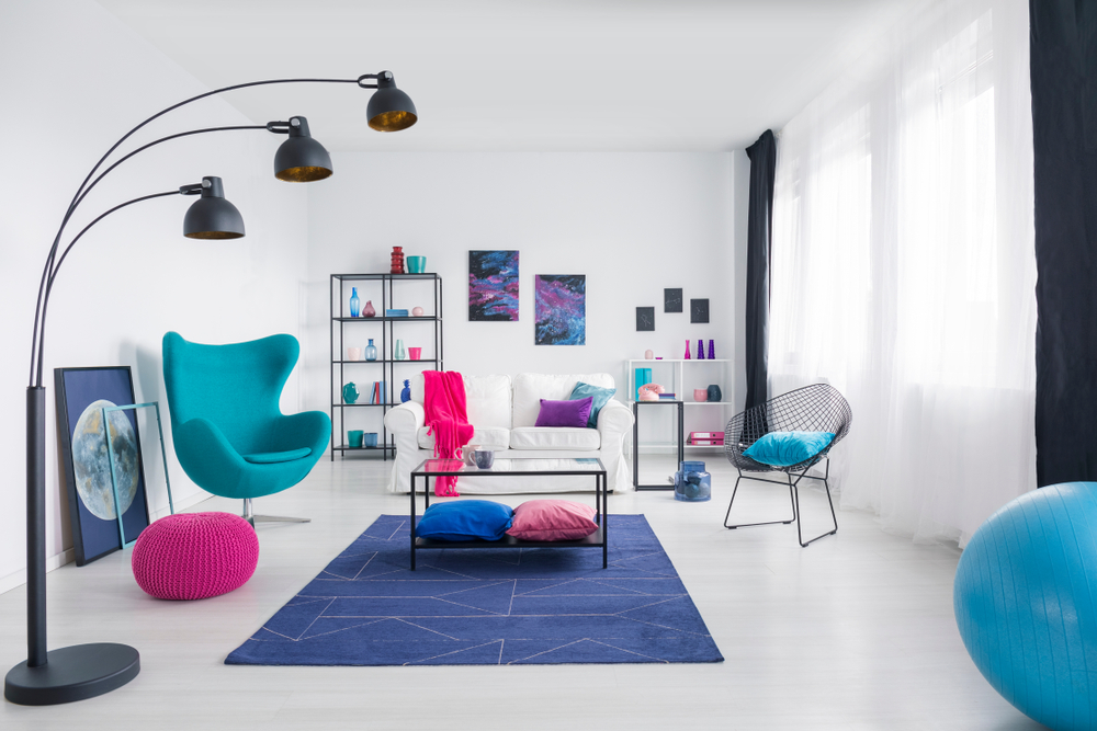 Trendig, ljusblå soffa i det kreativa utrymmet