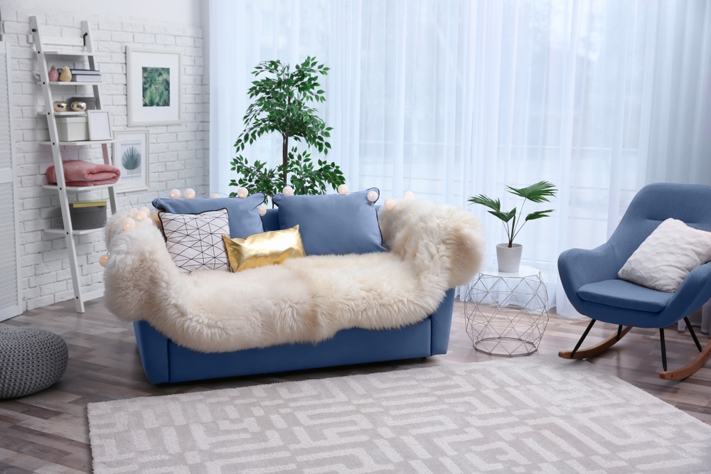 Mjukblå soffa med pälsiga tyger i mini-området