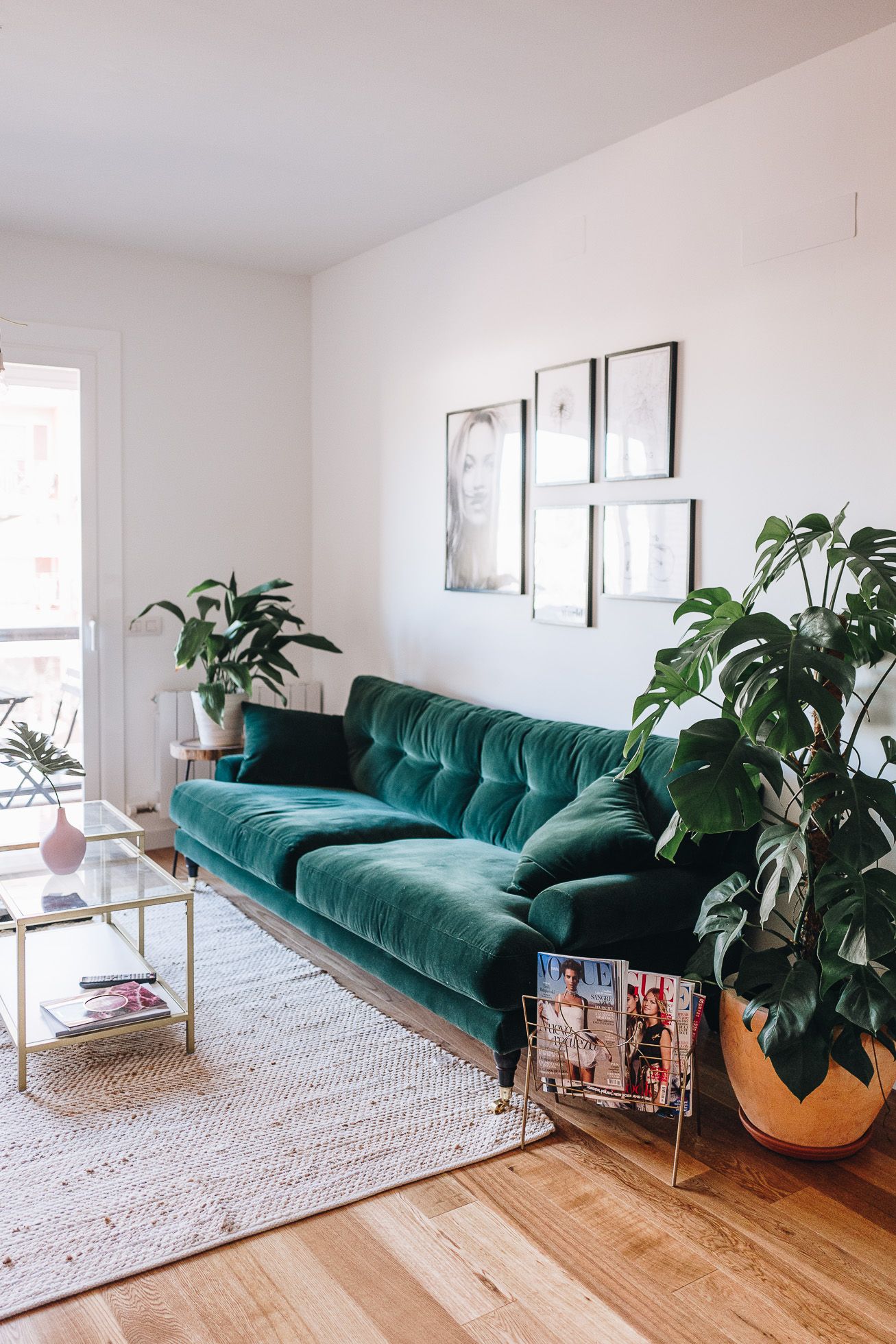 Vardagsrum med en grön soffa.  Källa: Pinterest