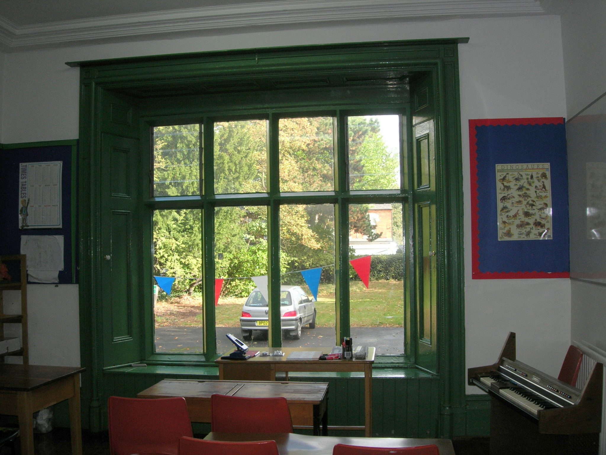 Vardagsrum med grönt fönster.  Källa: acocksgreenfocusgroup.org.uk
