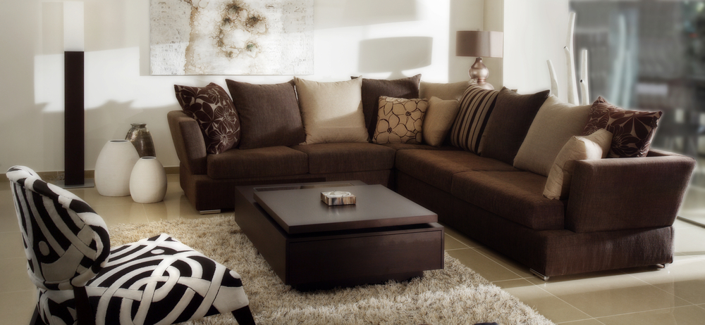 Snygg brun soffa vardagsrum