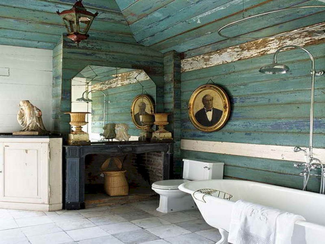 Klassiskt badrum i blått och vitt