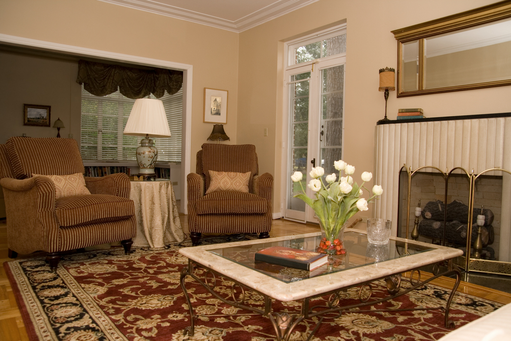 Modernt vardagsrum för brun brun soffa