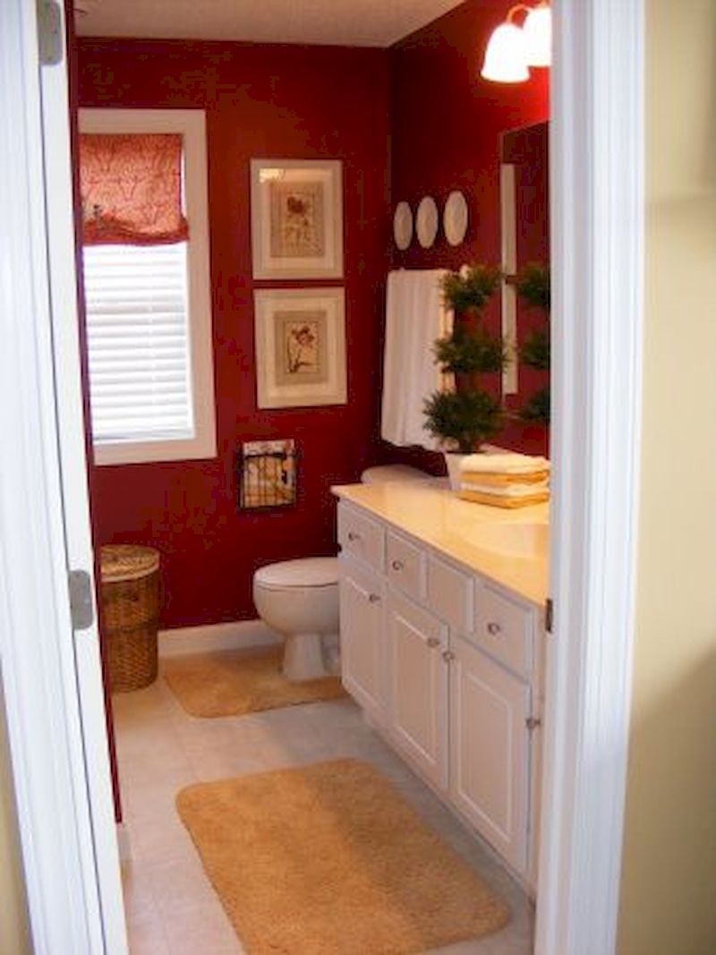 Attraktivt vinrött färgat badrum