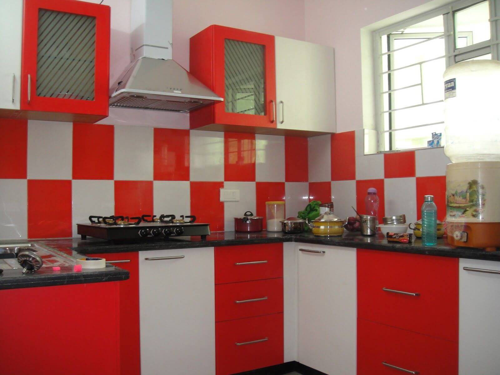 Röd och vit köksskåpfärg