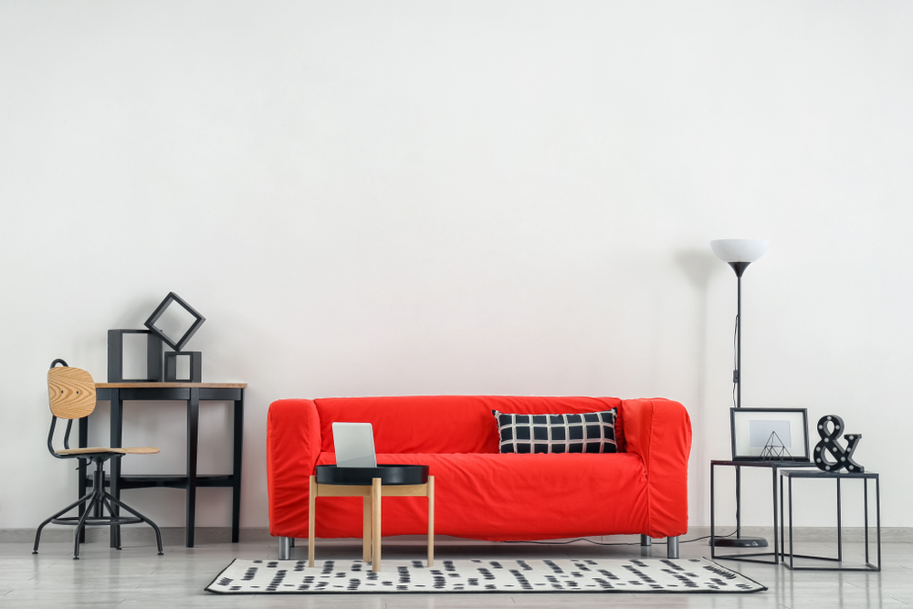 Innovativt rött och grått vardagsrum