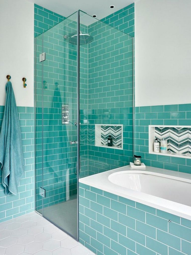 Elegant blått och vitt badrum