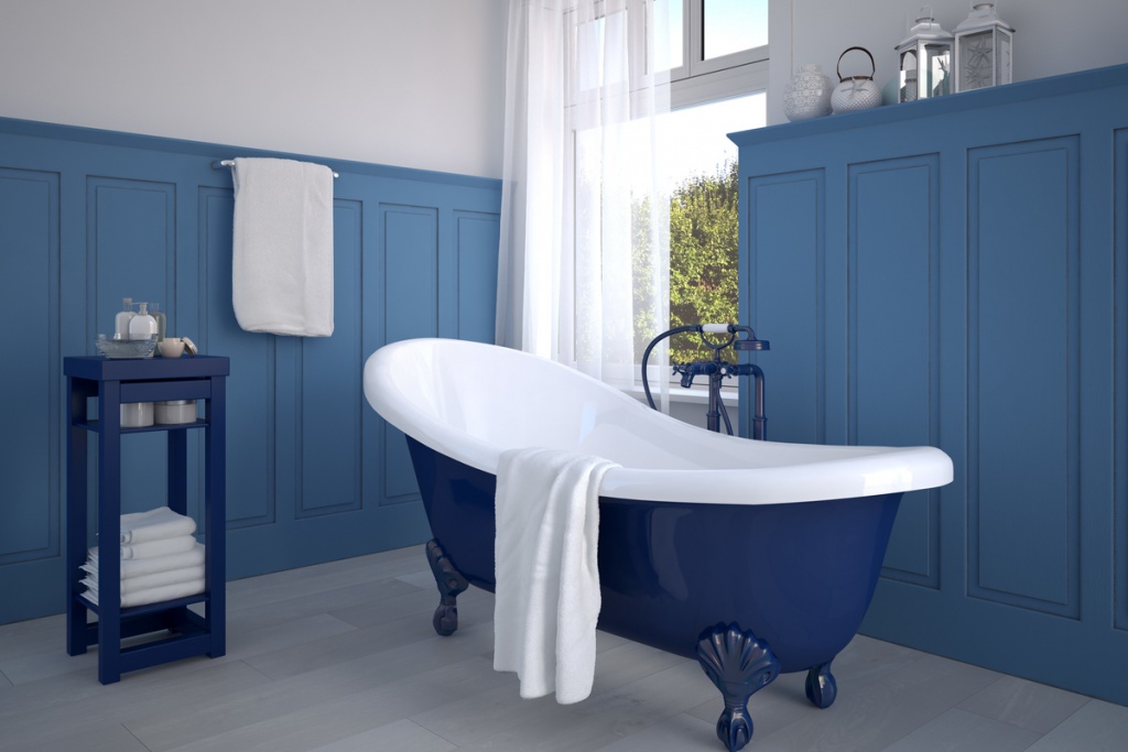 Imponerande blått och vitt badrum