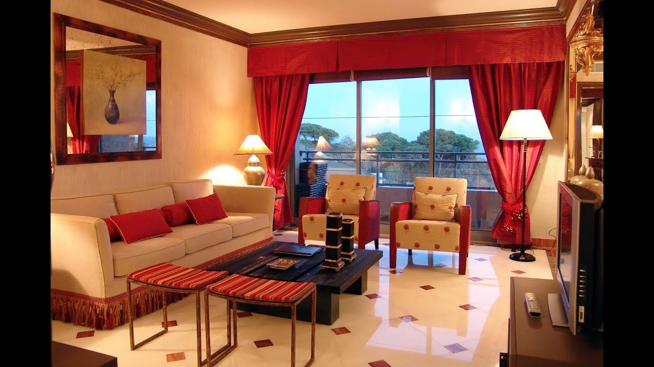 Tvåfärgade plattor i det eleganta vardagsrummet