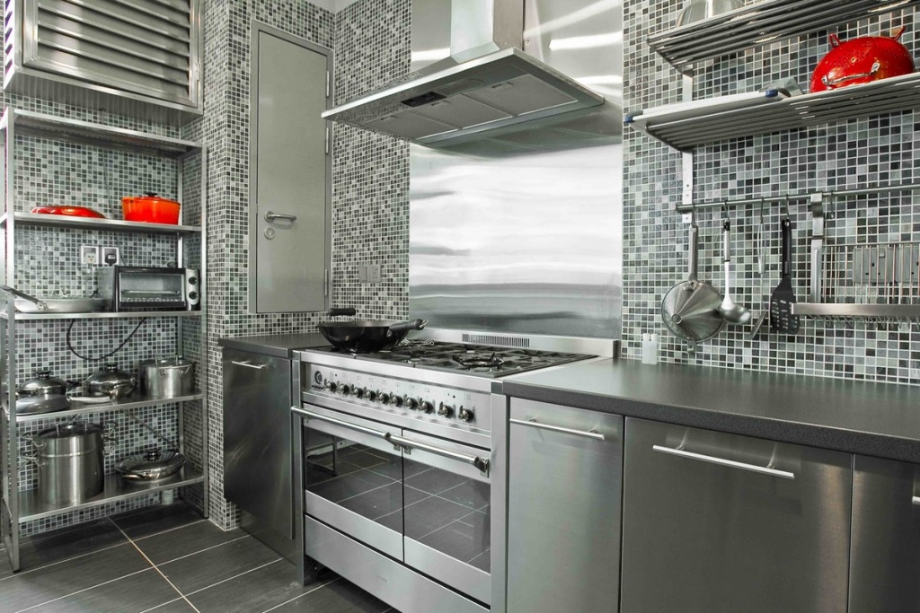 Futuristiskt grått köksskåp
