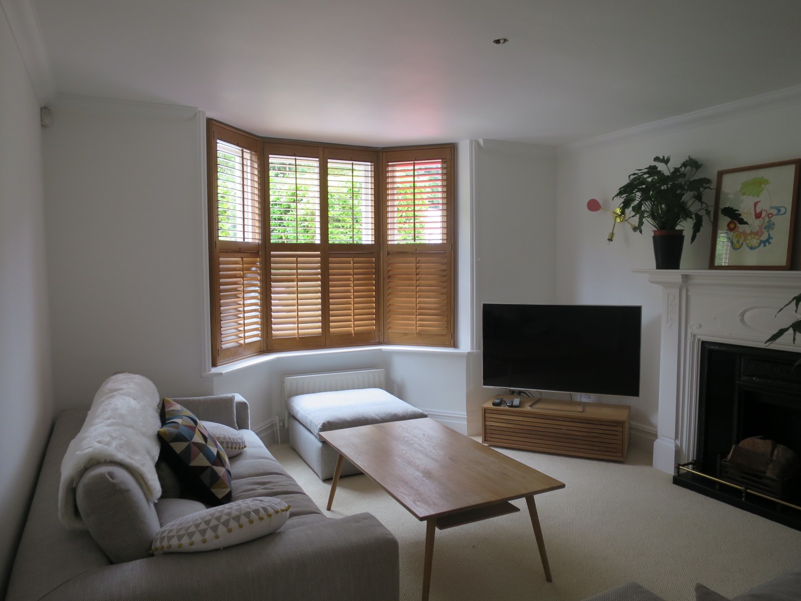 Vardagsrum med hårt trä burspråk.  Källa: shuttersouth.co.uk