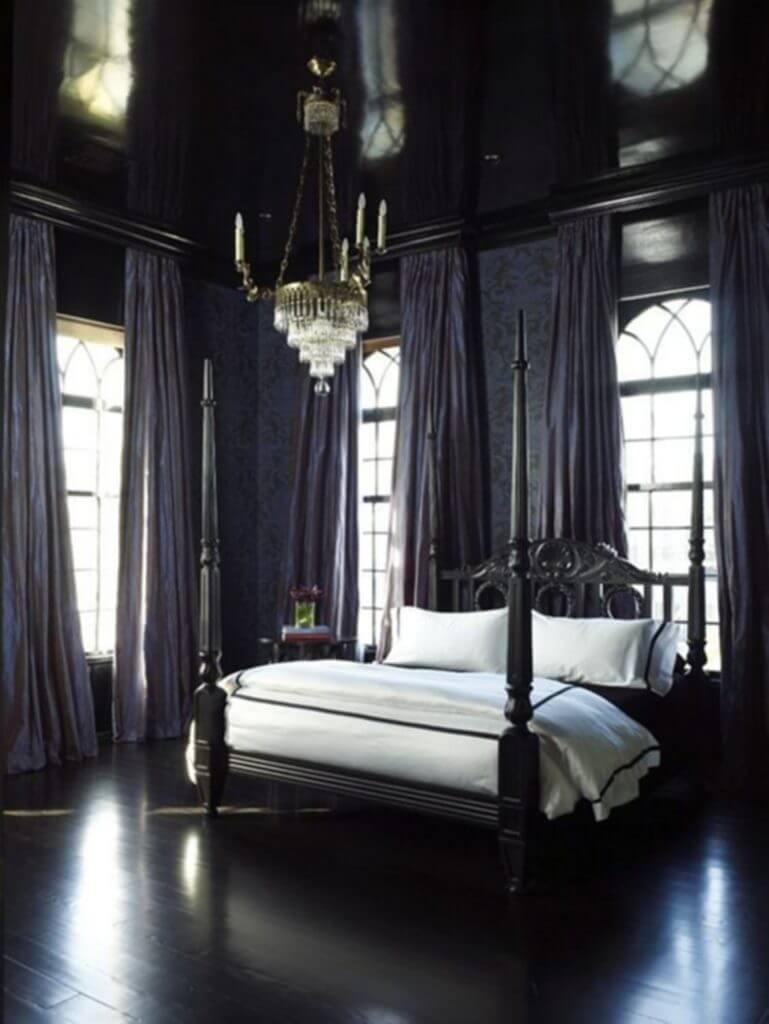 Minimalistiskt och klassiskt gotiskt sovrum