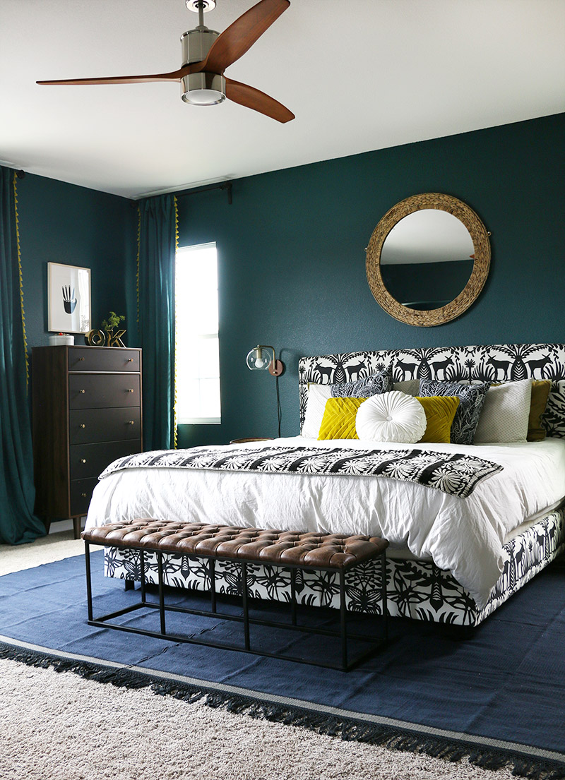 Elegant blågrönt sovrum