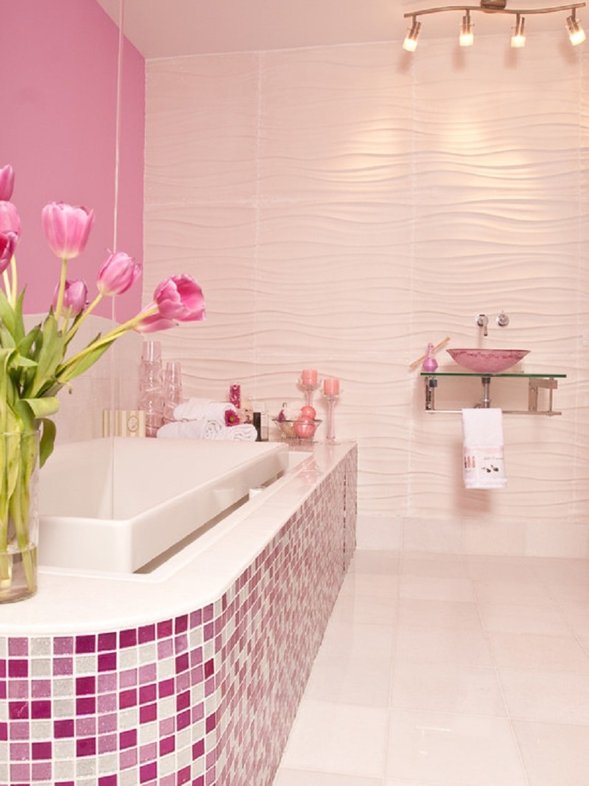 Trendigt rosa badrum