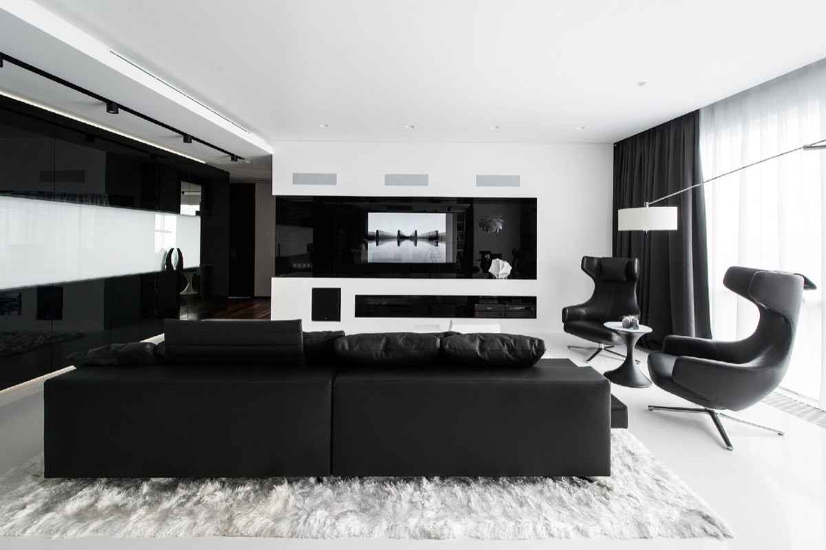 Snyggt svartvitt vardagsrum