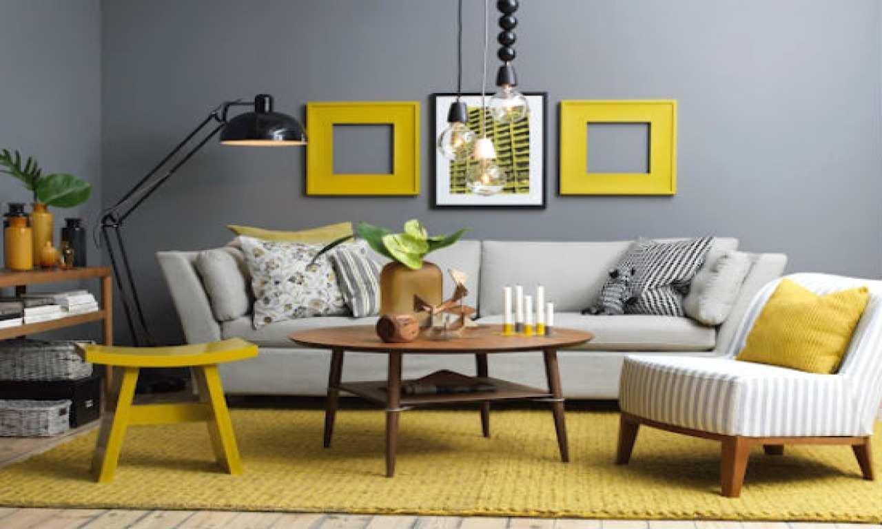 Trevligt grått och gult vardagsrum