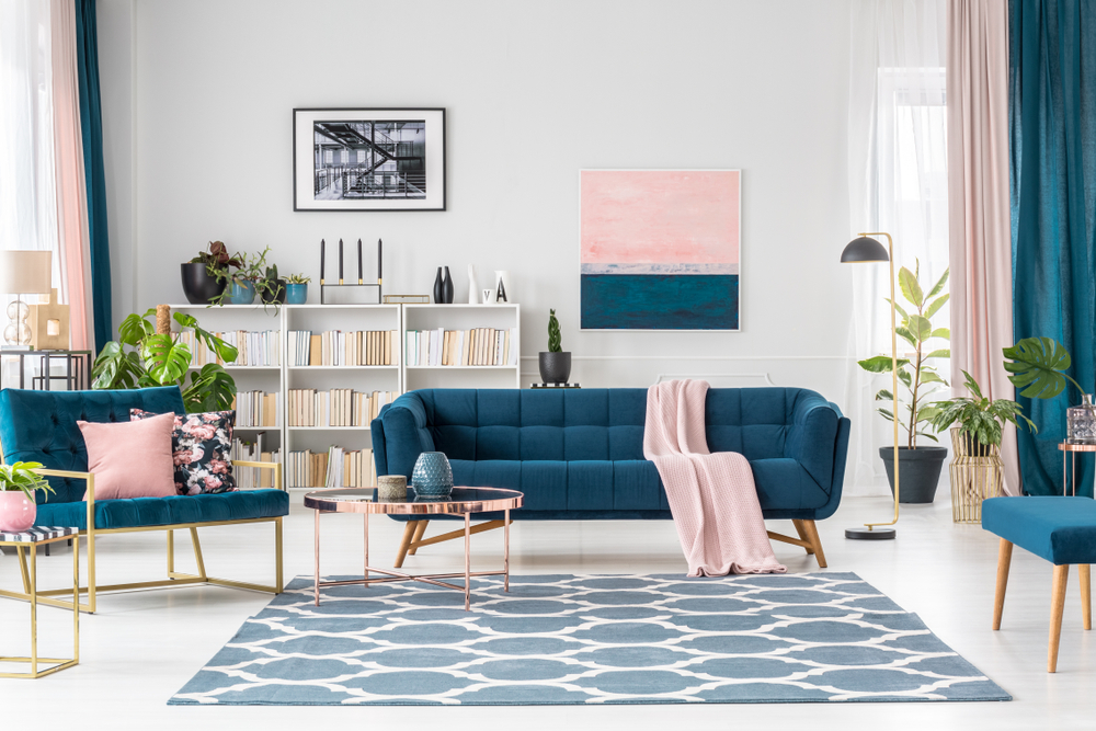 Mid Century Blue Couch Set i ett vardagsrum