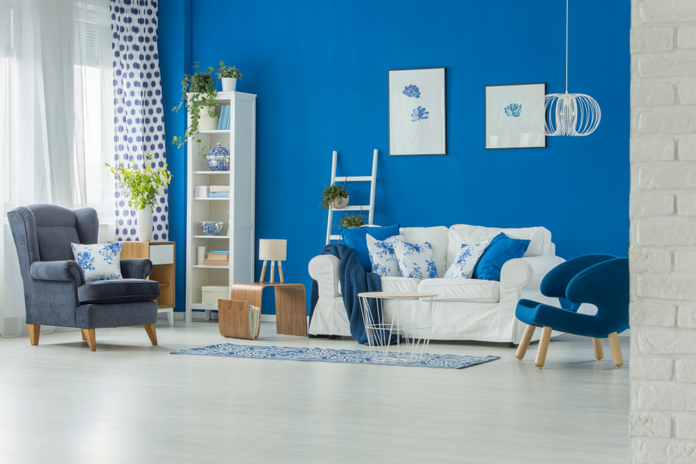 Vardagsrum med möbler och dekor under samma tema