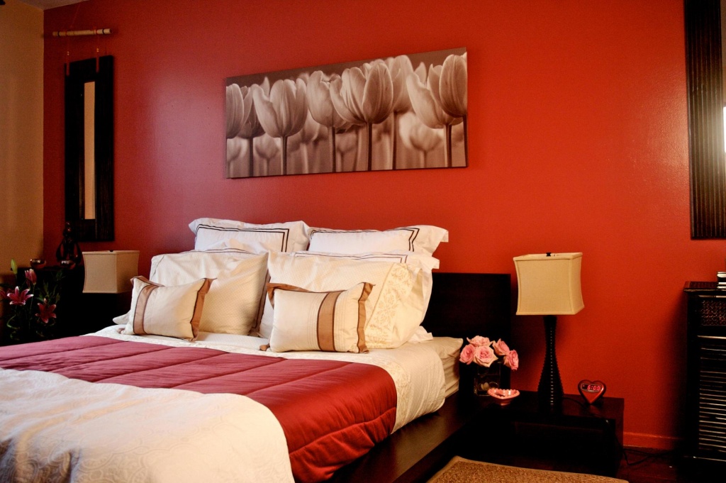 Elegant rött sovrum