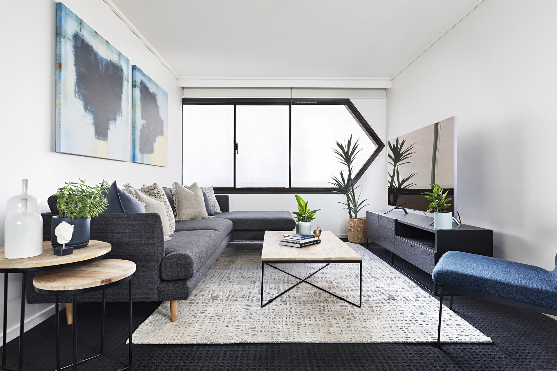 Friskt, minimalistiskt grått och blått vardagsrum