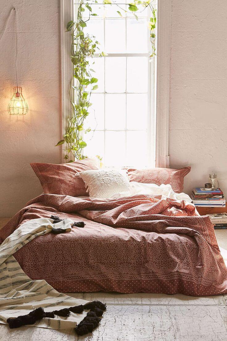 Varmt minimalistiskt sovrum