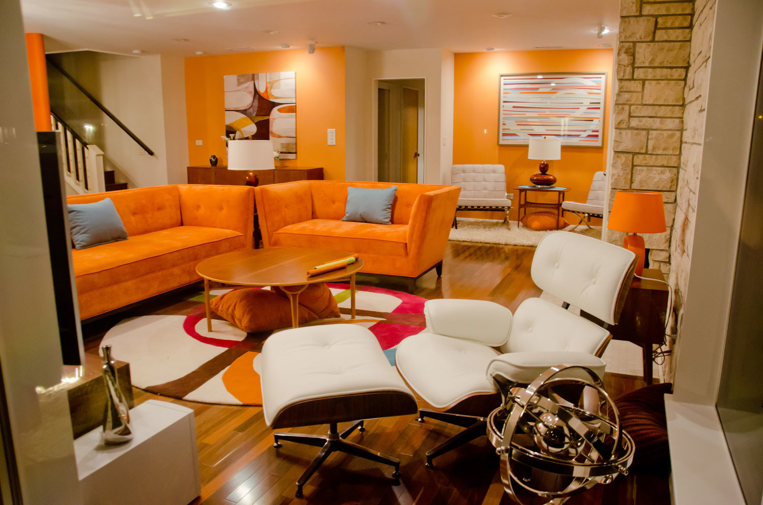 Modernt orange vardagsrum