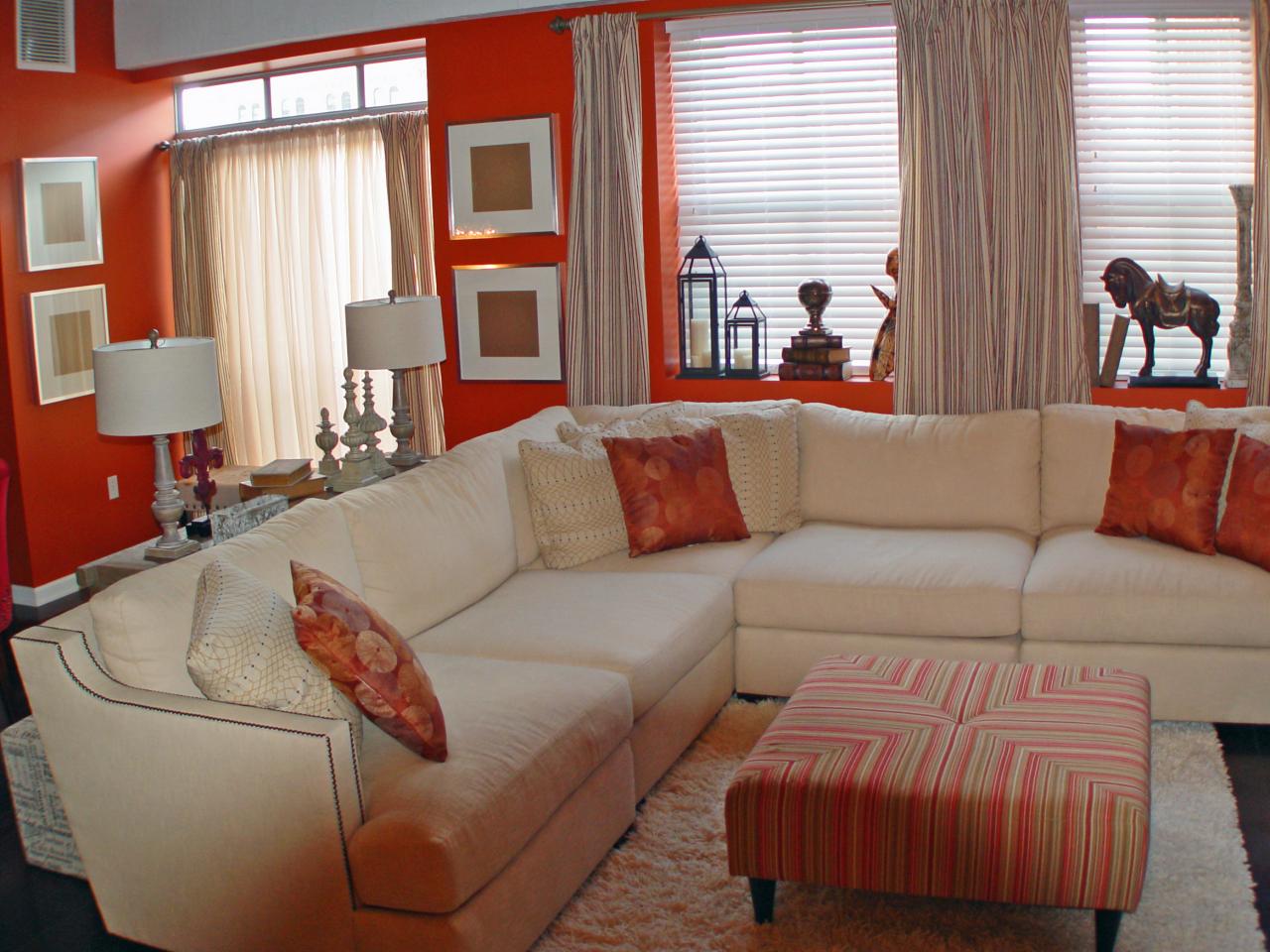 Konstnärligt orange vardagsrum