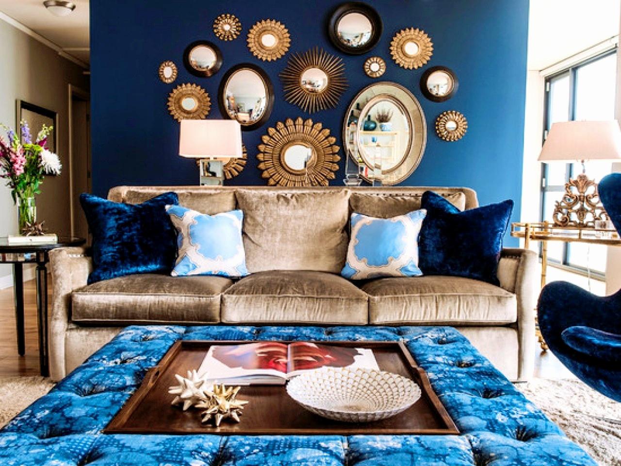 Bohemiskt utseende i det blåa och bruna vardagsrummet