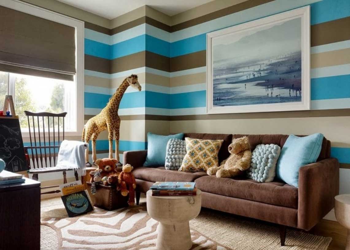 Fantasifullt blått och brunt vardagsrum