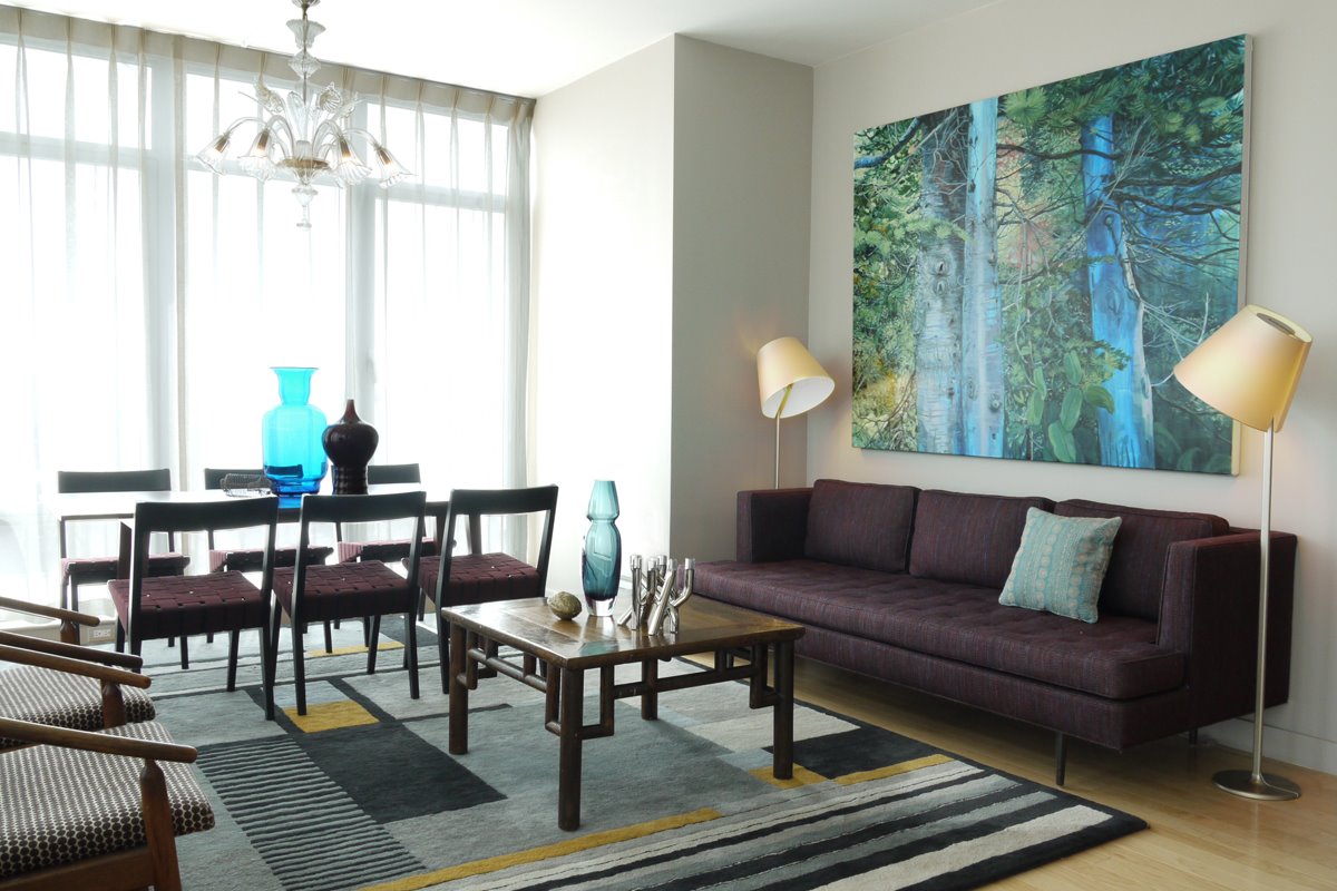 Kombinerat minimalistiskt rum i blått och brunt