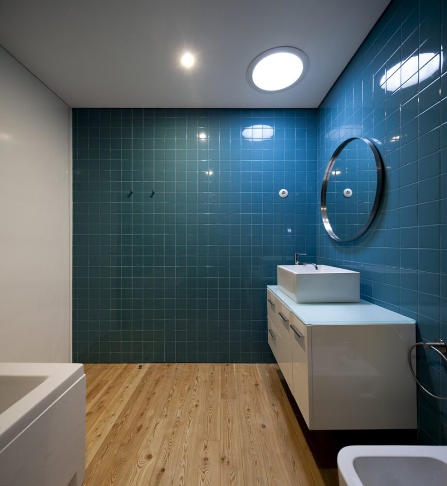 Minimalistiskt blågrönt badrum