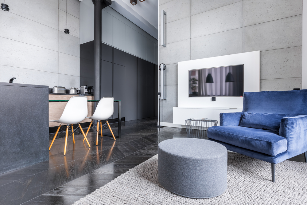 Stor blå soffa med dynan i modernt rum
