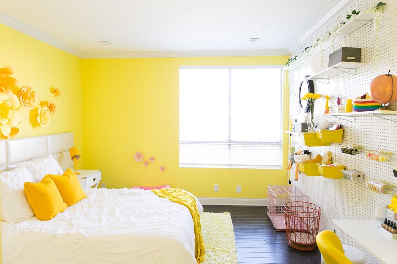 Soligt gult sovrum