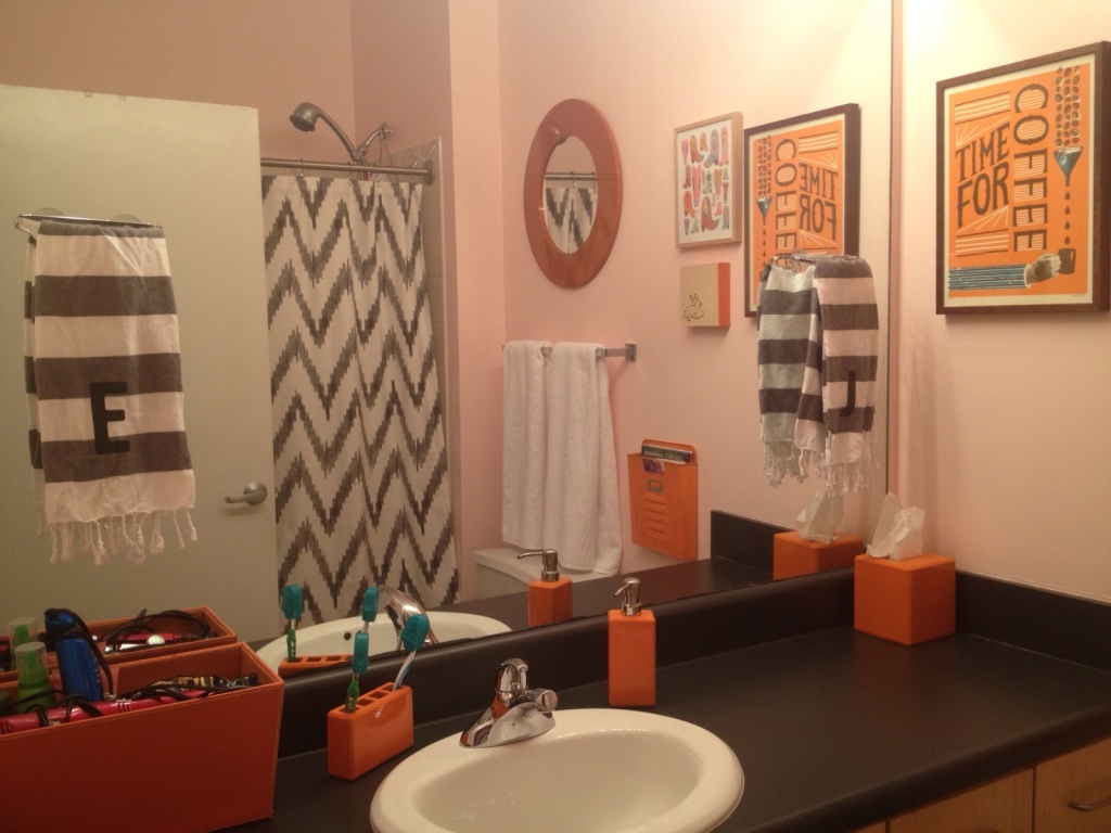 Trevligt orange badrum