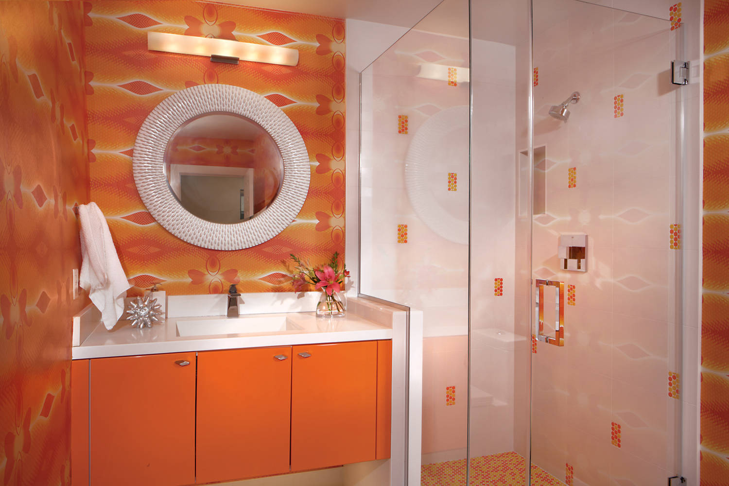 Attraktivt orange badrum