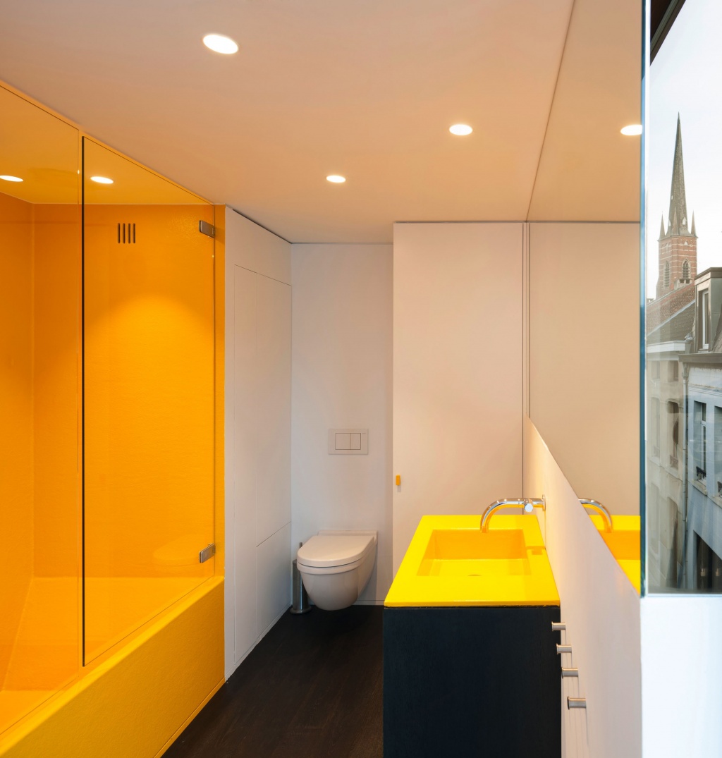 Minimalistiskt gult badrum