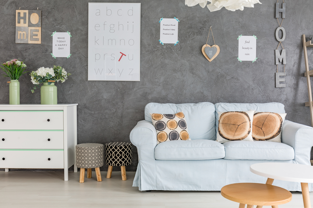 Trevligt vardagsrum med DIY väggdekoration