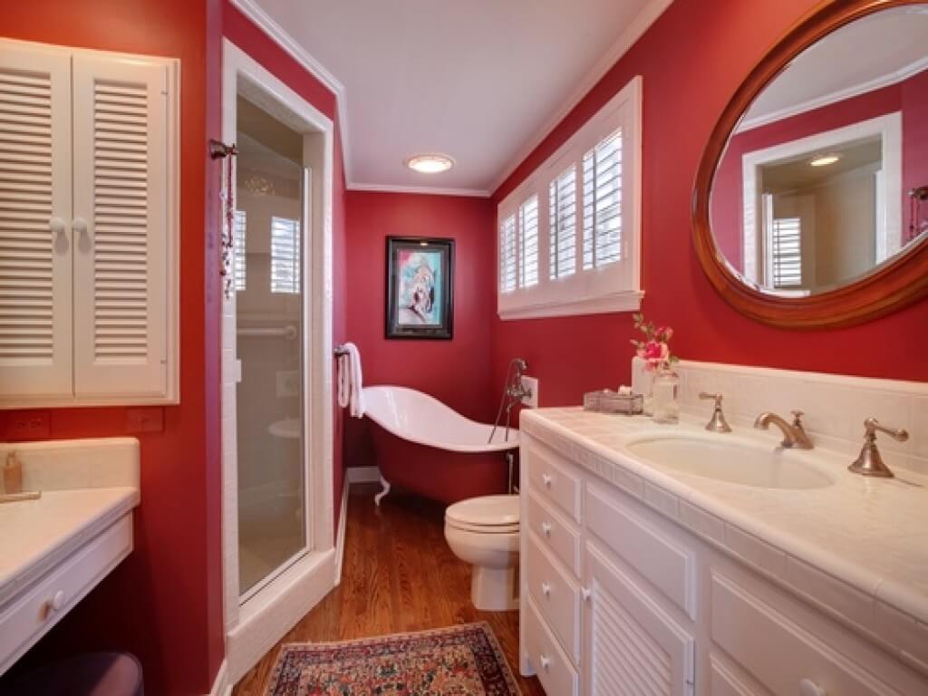 Exceptionellt rött badrum
