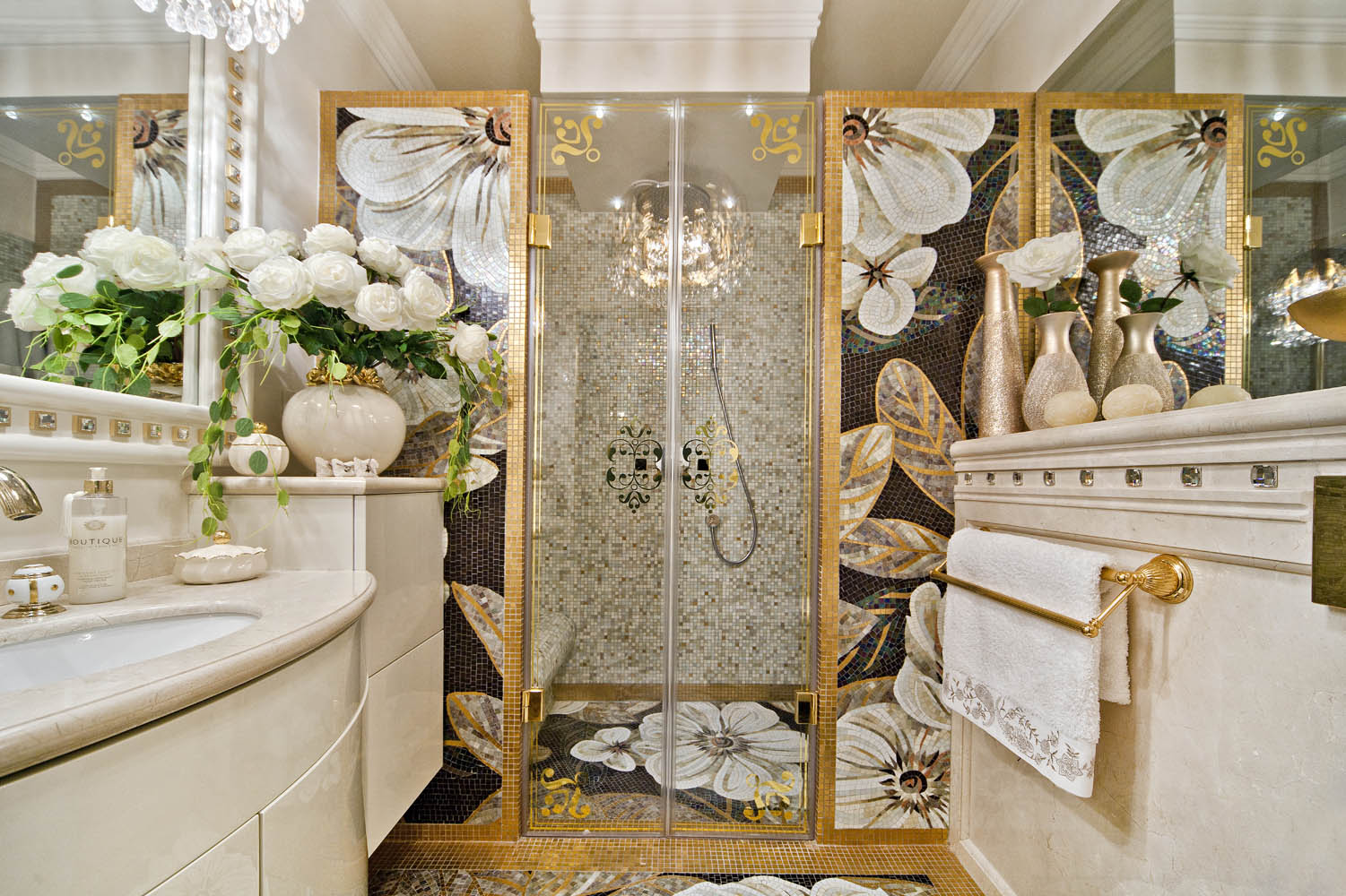 Elegant badrum i vitt och guld