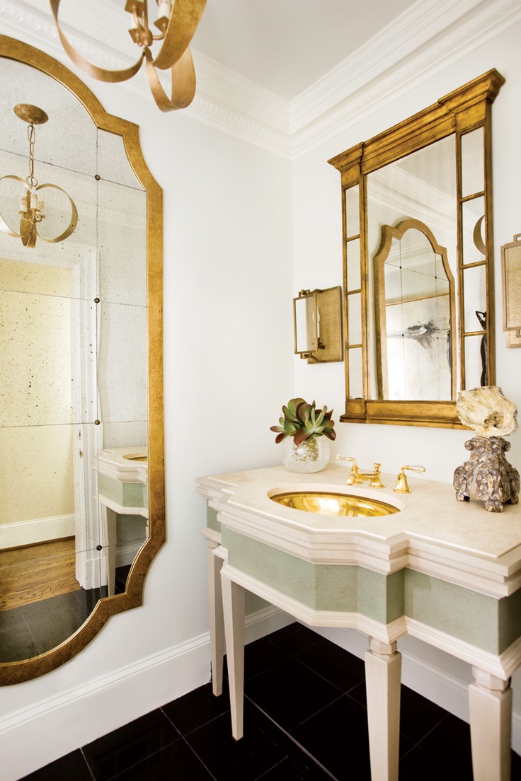 Attraktivt badrum i vitt och guld