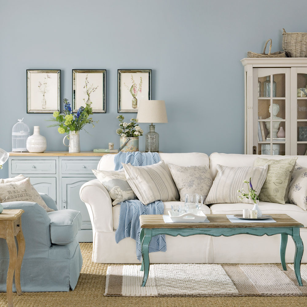 Shabby chic vardagsrum med blå detaljer.  Källa: idealhome.co.uk
