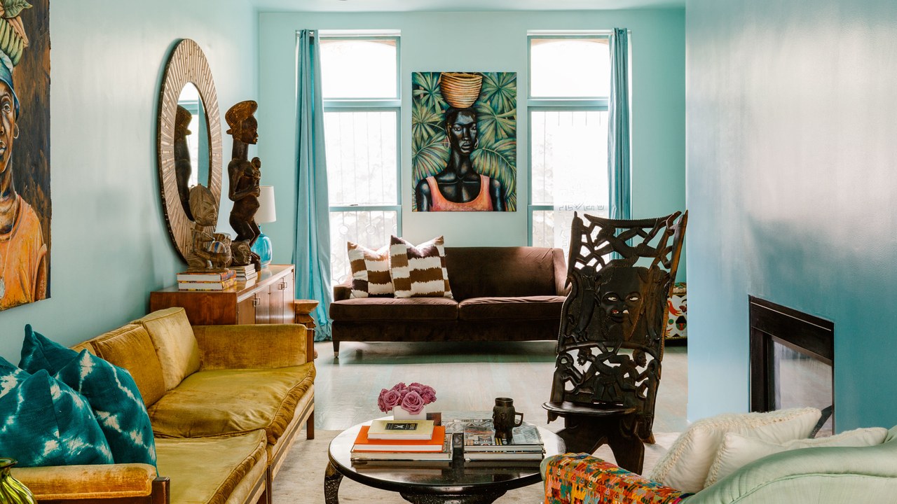 Estetiskt vardagsrum i brunt och turkos