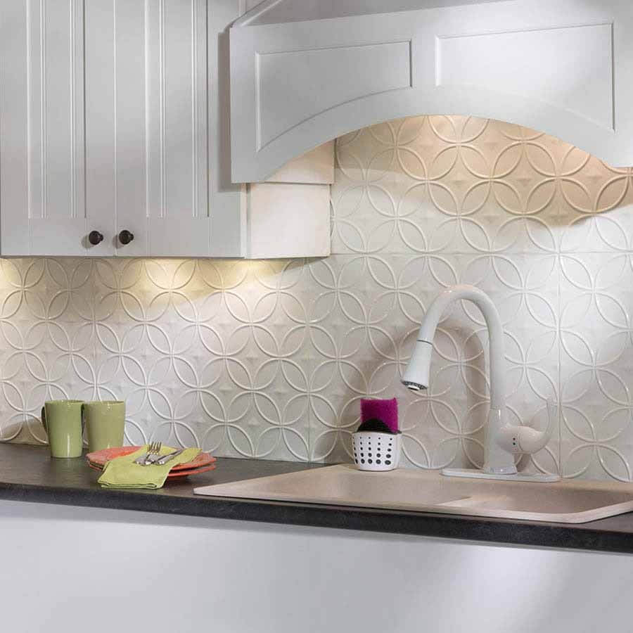 Ett kök med en elegant Fasade Panel White Backsplash 