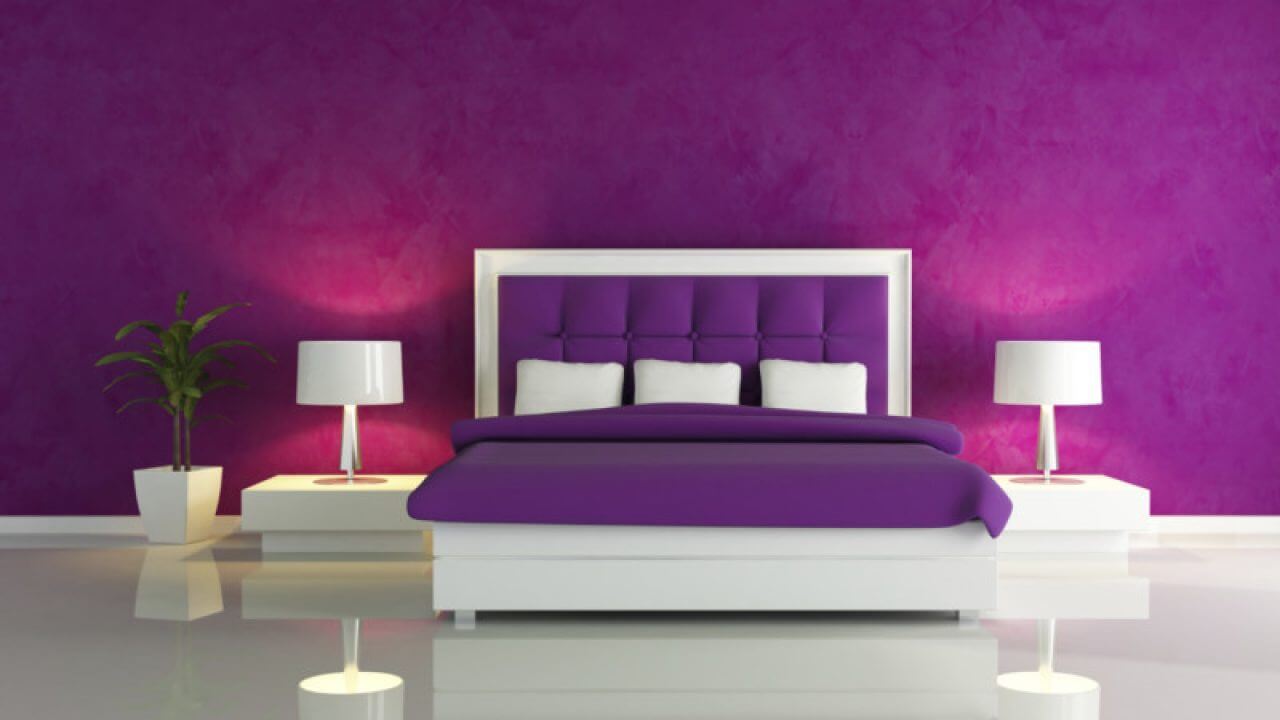 Minimalistiskt lila sovrum