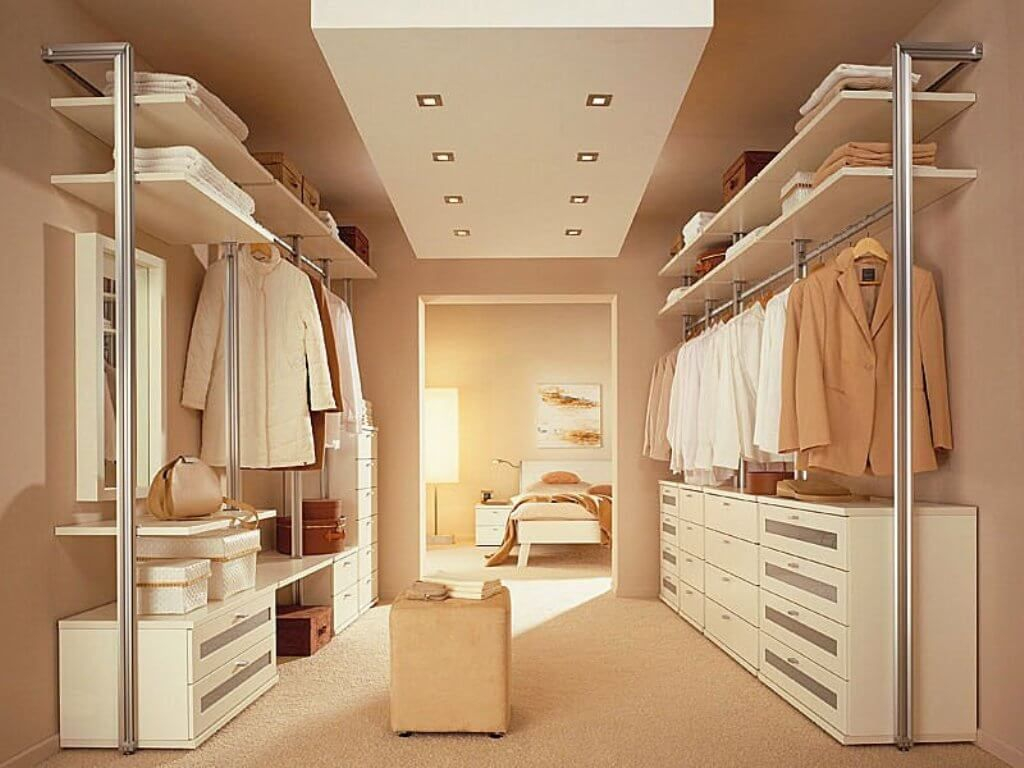 Avslappnad sovrum garderob