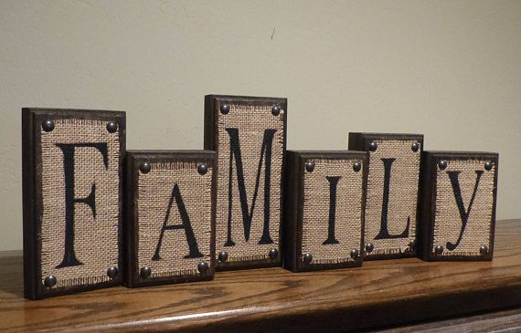 Uppsättning med 6 dekorativa brevblock - FAMILJ säckväv på mörk valnöt.