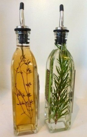 Flaskor med dekorativ olja och vinäger - Idéer på Fot