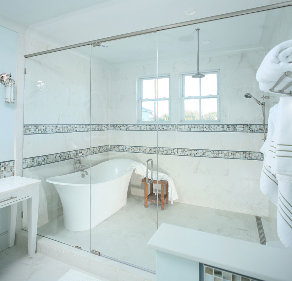 Isle of Palms Beach House av Spivey Architects Inc. Duschnischidéer och bästa praxis för ditt badrum