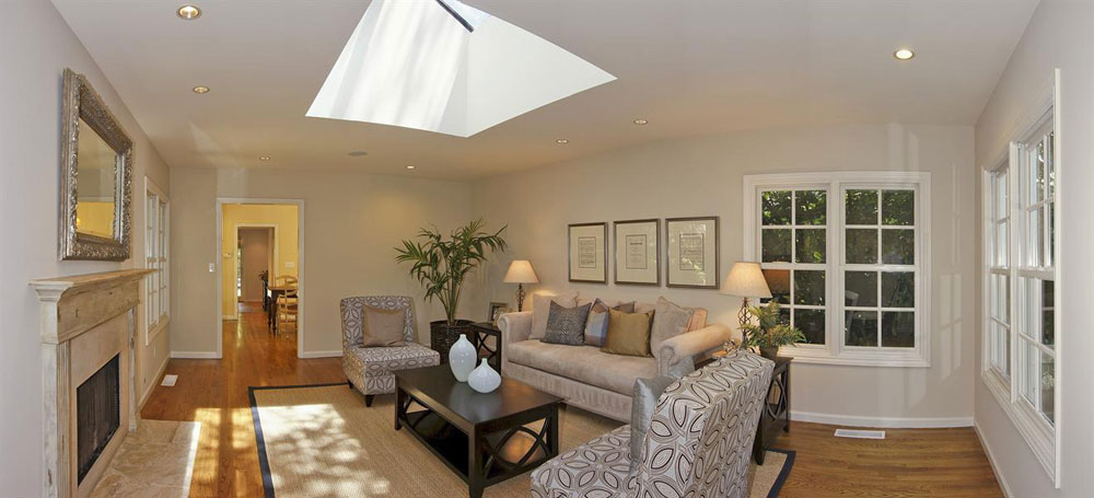 Vardagsrum med takfönster som ger naturligt ljus 1 vardagsrum med takfönster som ger naturligt ljus
