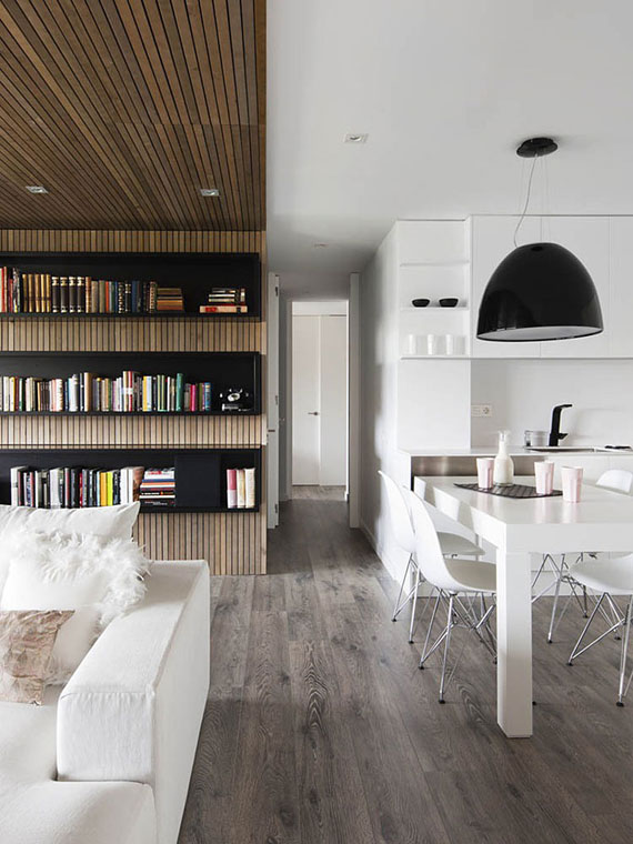 b6 Minimalistisk lägenhet med massor av bokhyllor designade av Susanna Cots i Barcelona